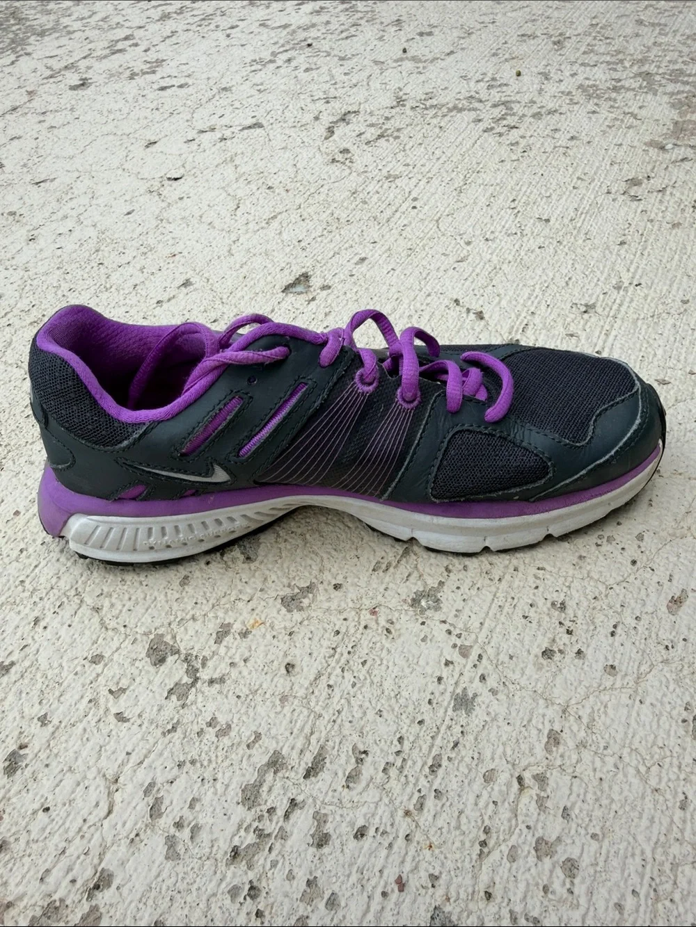 Nike Women's Black and Purple Athletic Running Shoes